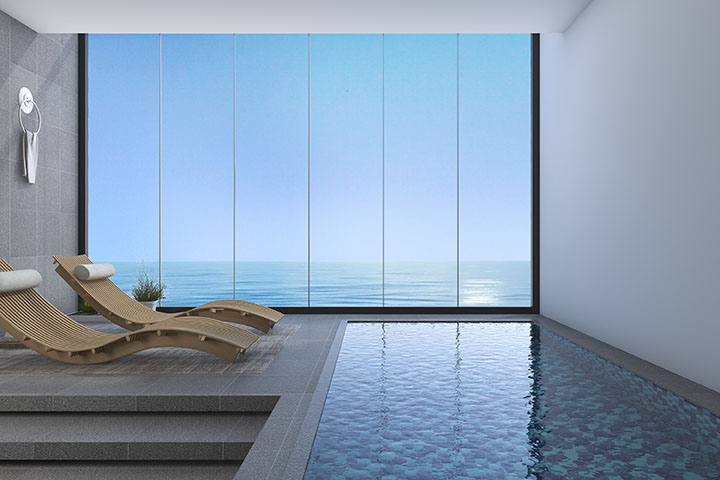 Heller Indoorpool mit Blick auf das Meer