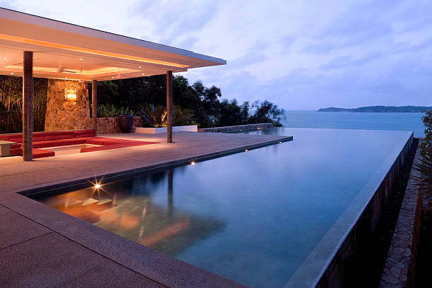 Abendliche Poollandschaft mit Blick auf das Meer